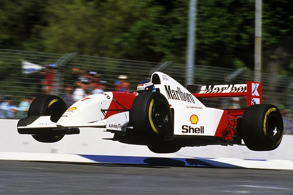 Mika Hakkinen, Mclaren MP4 / 8 por los aires en el la curva Malthouse
