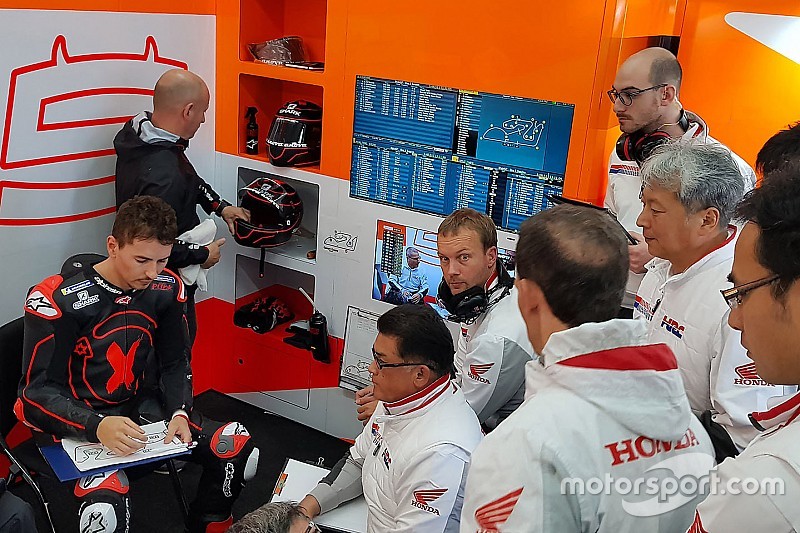 Soal motor, Lorenzo bantah argumen Crutchlow