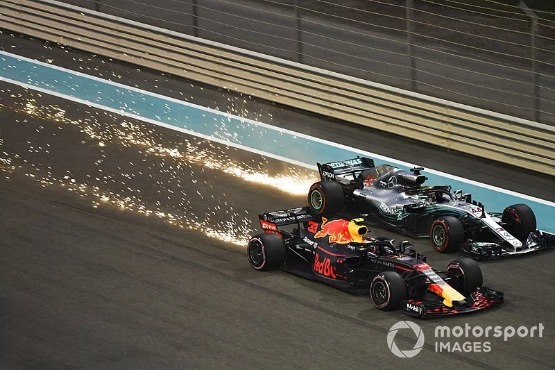 Max Verstappen, Red Bull Racing RB14 et Lewis Hamilton, Mercedes-AMG F1 W09 font des &eacute;tincelles et luttent en piste