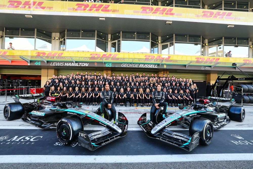 George Russell, Mercedes-AMG F1 Team, Lewis Hamilton, Mercedes-AMG F1 Team, pose for a group photo with Toto Wolff, Team Principal and CEO, Mercedes-AMG F1 Team,rea Kimi Antonelli and Peter Bonnington, Senior Race Engineer, Mercedes-AMG F1 Team