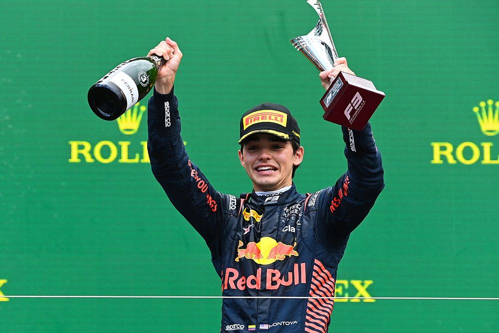 Sebasti&aacute;n Montoya, Hitech Pulse-Eight, celebra en el podio con el trofeo y champ&aacute;n