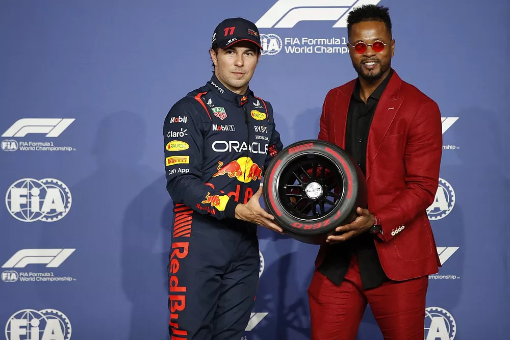 Sergio P&eacute;rez, Red Bull Racing, recibe el Premio Pirelli a la Pole Position de manos del ex futbolista internacional Patrice Evra.