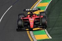 VIDEO: Drukte op de baan, Verstappen houdt Sainz op tijdens VT2