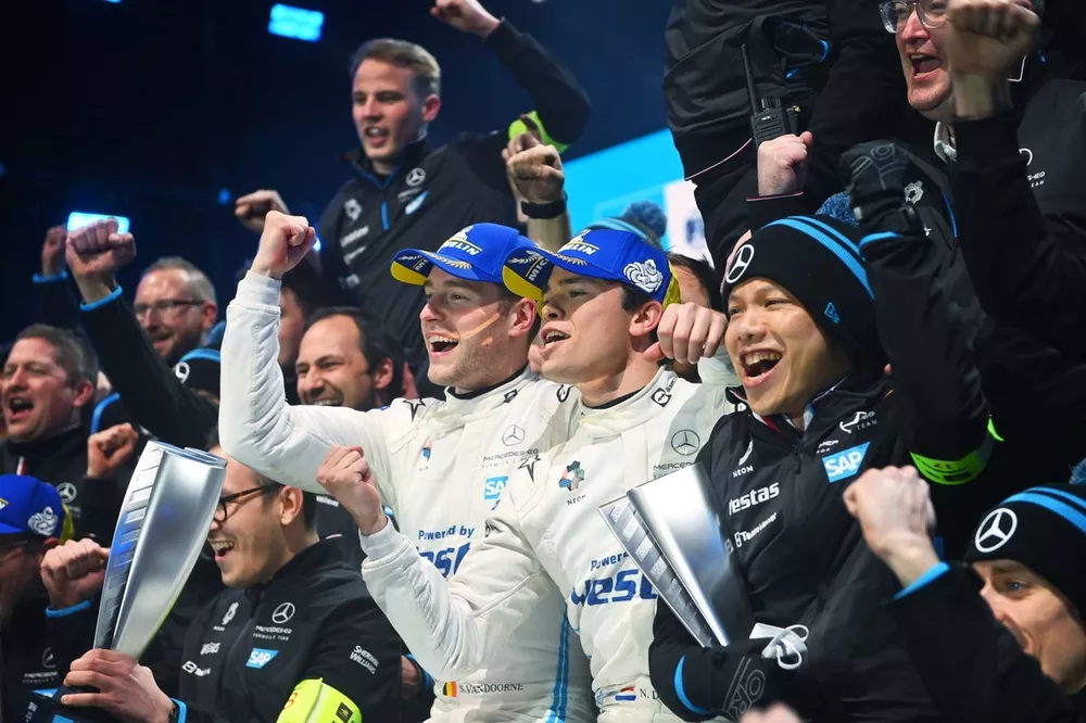 Stoffel Vandoorne, Mercedes-Benz EQ, 2e plaats, Nyck de Vries, Mercedes-Benz EQ, 1e plaats, het Mercedes Benz EQ team viert feest op het podium