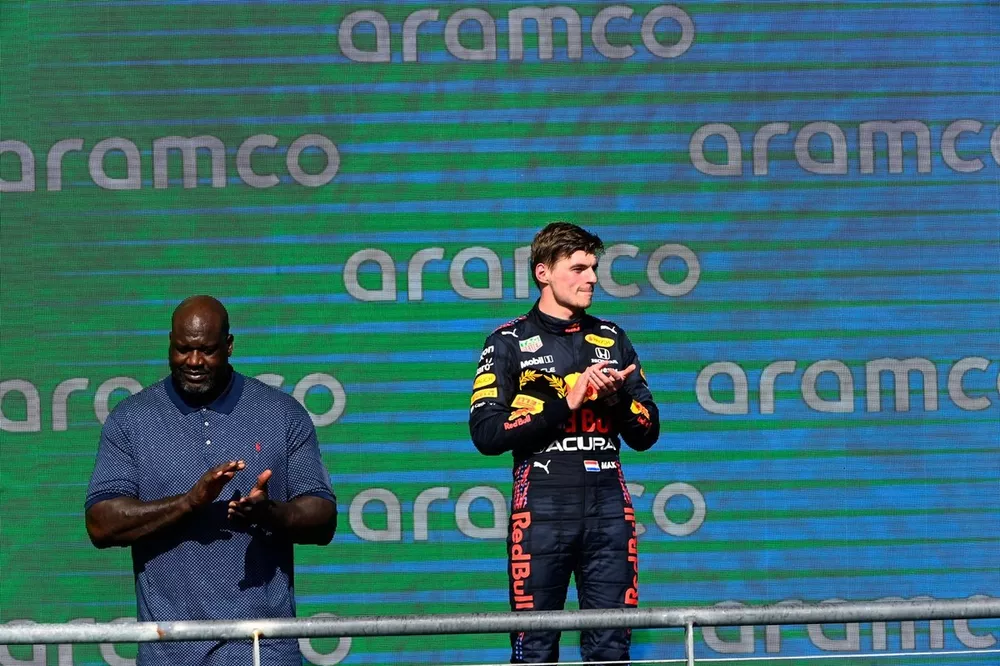 Podio: Shaquille O'Neal y el ganador Max Verstappen, Red Bull Racing