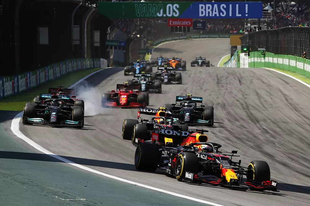 Max Verstappen, Red Bull Racing RB16B, Sergio Perez, Red Bull Racing RB16B, Lewis Hamilton, Mercedes W12, Valtteri Bottas, Mercedes W12, Carlos Sainz Jr., Ferrari SF21, and the rest of the field after the safety car