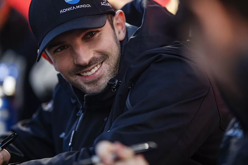 Autograph Session, #10 Wayne Taylor Racing Acura ARX-05 Acura DPi: Alexander Rossi