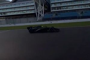 V&Iacute;DEO F1: Cadillac testa pela primeira vez carro 'pr&oacute;prio' em Silverstone