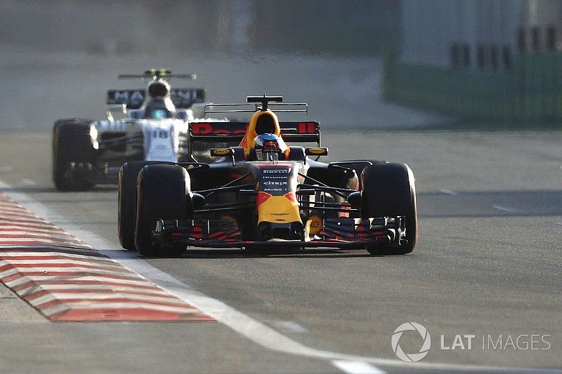 Daniel Ricciardo, Red Bull Racing RB13, Lance Stroll, Williams FW40