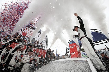 Харвик выиграл гонку NASCAR в Довере