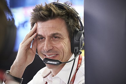 Вольф встал на защиту странной тактики Ferrari