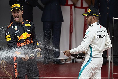 Hamilton: “Gaaf dat Ricciardo het risico wil nemen”