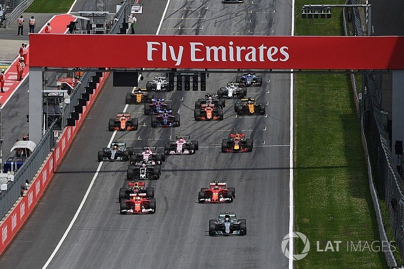 Valtteri Bottas, Mercedes AMG F1 F1 W08 leads