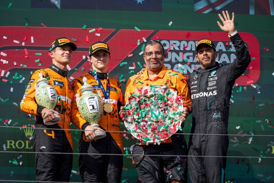 Lando Norris, McLaren F1 Team, 2nd position, Oscar Piastri, McLaren F1 Team, 1st position, the McLaren trophy delegate and Lewis Hamilton, Mercedes-AMG F1 Team, 3rd position, on the podium