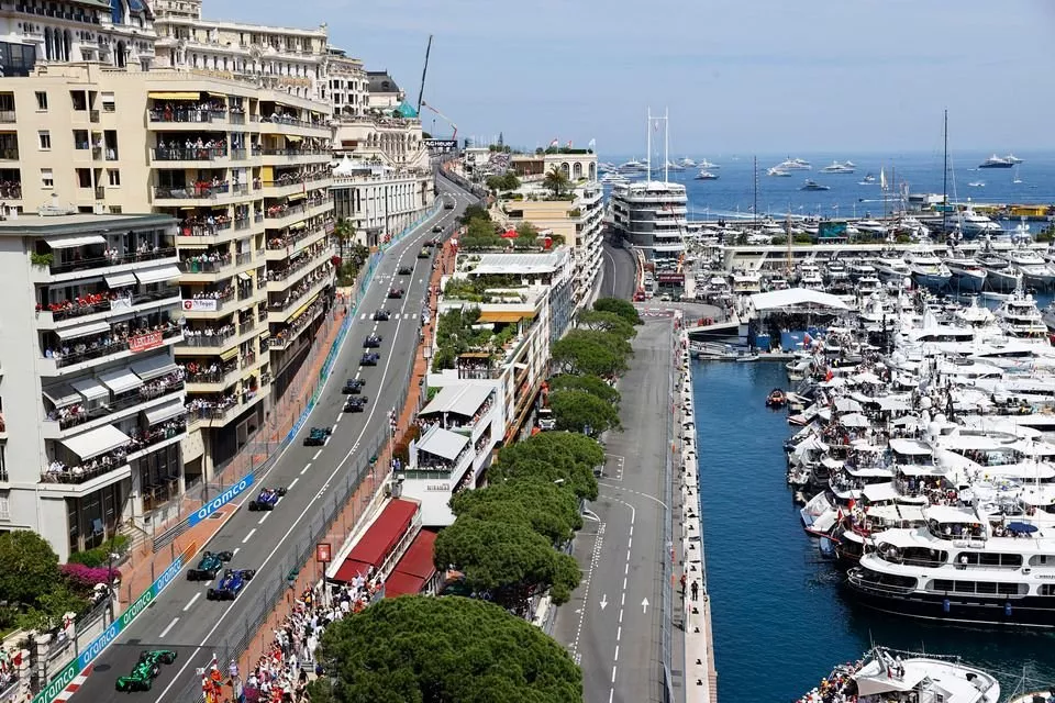 Charles Leclerc, Ferrari SF-24, Oscar Piastri, McLaren MCL38, Carlos Sainz, Ferrari SF-24, Lando Norris, McLaren MCL38, the rest of the field at the start