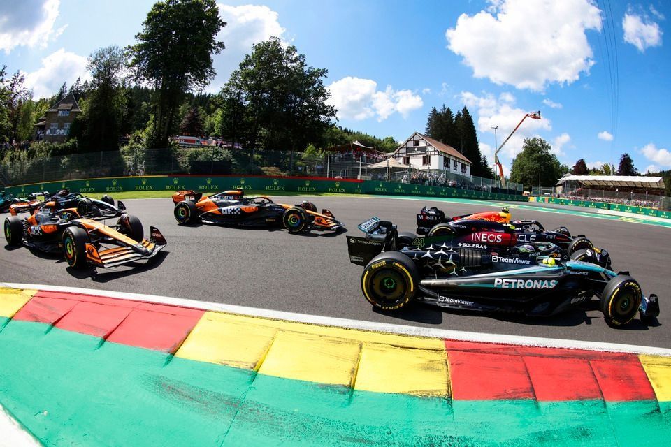 Lewis Hamilton, Mercedes F1 W15, Sergio Pérez, Red Bull Racing RB20, Lando Norris, McLaren MCL38