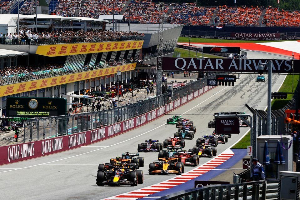 Max Verstappen, Red Bull Racing RB20, Lando Norris, McLaren MCL38, Oscar Piastri, McLaren MCL38, the rest of the field at the start of the Sprint