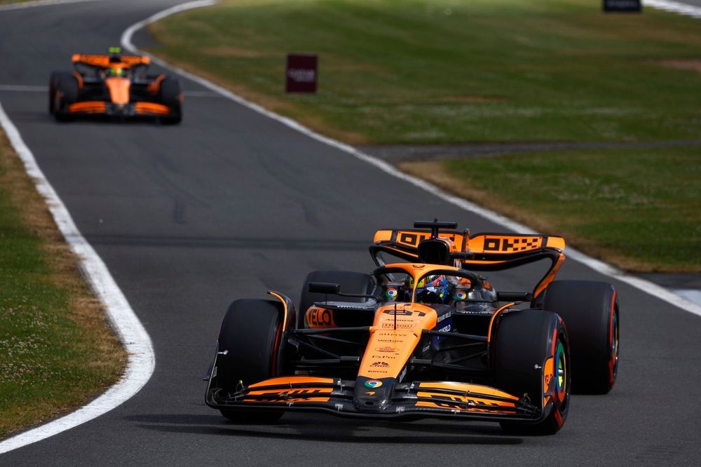 Oscar Piastri, McLaren MCL38, Lando Norris, McLaren MCL38