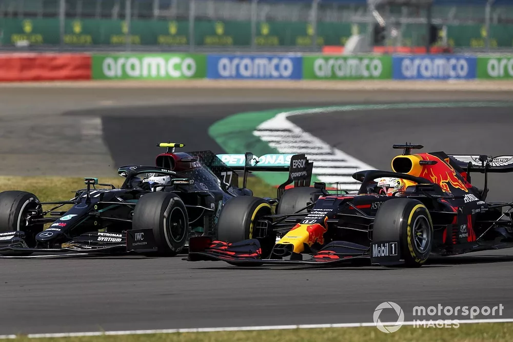 Valtteri Bottas, Mercedes F1 W11 and Max Verstappen, Red Bull Racing RB16 battle for the lead of the race