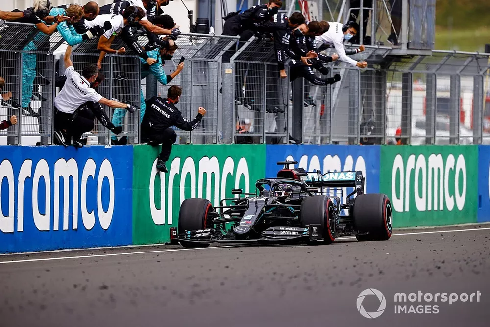 Yarış galibi  Lewis Hamilton, Mercedes-AMG F1 W11