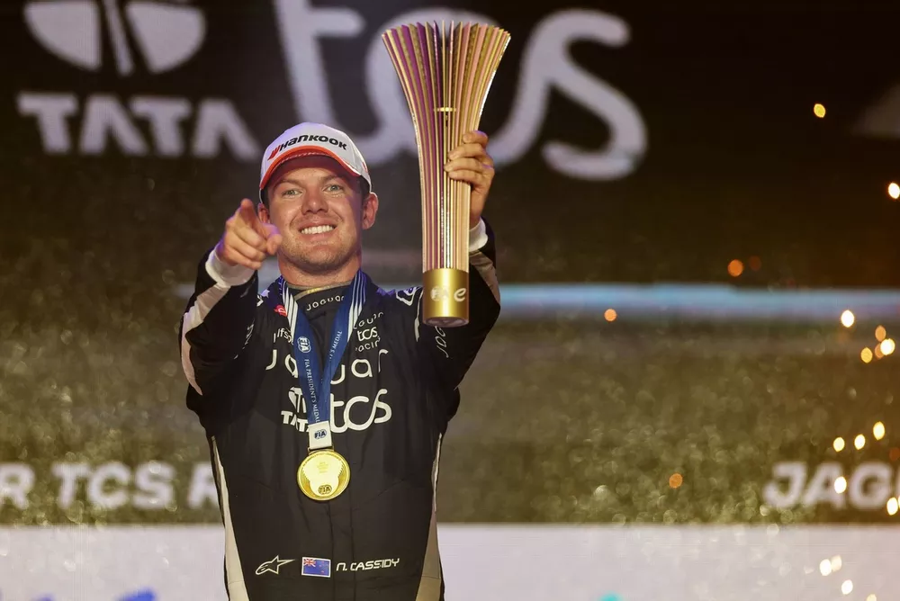 Podium: Race winner Nick Cassidy, Jaguar TCS Racing