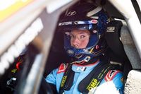 El copiloto de Neuville se prepara para Estonia... &iexcl;poni&eacute;ndose al volante!