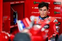 Marc M&aacute;rquez, lesionado tras tirarle Bezzecchi en la carrera de Mandalika