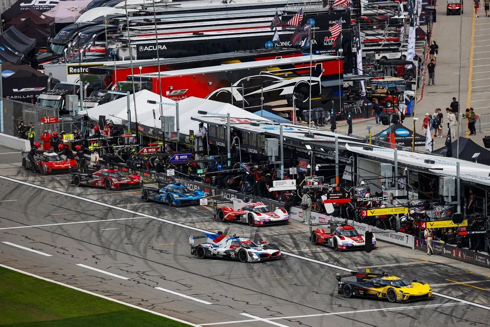 #01 Cadillac Chip Ganassi Racing Cadillac V-Series.R: Renger van der Zande, Sebastien Bourdais, Scott Dixon, Alex Palou, #25 BMW Team RLL BMW M Hybrid V8: Connor De Phillippi, Nick Yelloly, Maxime Martin, Rene Rast