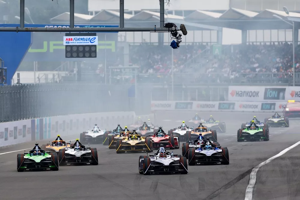 Pascal Wehrlein, Porsche, Porsche 99X Electric Gen3, Sebastien Buemi, Envision Racing, Jaguar I-TYPE 6, Maximilian Gunther, Maserati Racing, Maserati Tipo Folgore, Nick Cassidy, Jaguar TCS Racing, Jaguar I-TYPE 6, Mitch Evans, Jaguar Racing, Jaguar I-TYPE 6, Jake Hughes, McLaren, e-4ORCE 04, et le reste du peloton au d&eacute;part