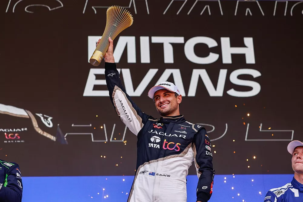 Mitch Evans, Jaguar Racing, 1&ordf; posici&oacute;n, levanta su trofeo