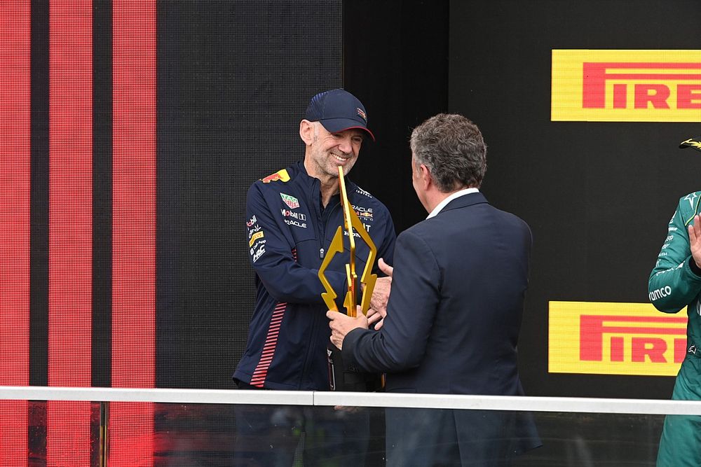 Mario Isola, director de competencia, Pirelli Motorsport, presenta a Adrian Newey, jefe técnico, Red Bull Racing, con el trofeo de constructores. 