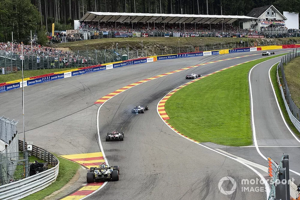 Lance Stroll, Racing Point RP19, leads Daniil Kvyat, Toro Rosso STR14, Antonio Giovinazzi, Alfa Romeo Racing C38, and Nico Hulkenberg, Renault F1 Team R.S. 19