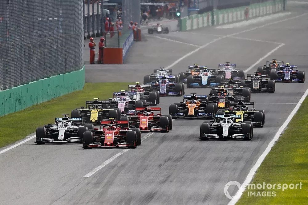 Charles Leclerc, Ferrari SF90, Lewis Hamilton, Mercedes AMG F1 W10 and Valtteri Bottas, Mercedes AMG W10 al inicio

