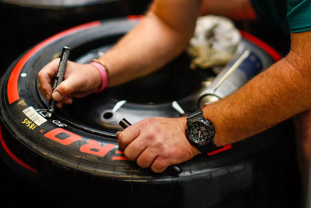 Un miembro del equipo Aston Martin trabaja con neum&aacute;ticos Pirelli