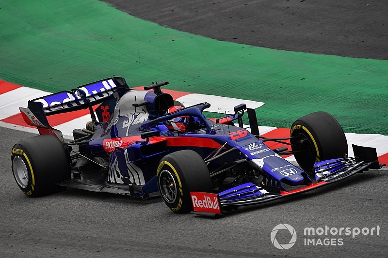 Kvyat beats Raikkonen to top third day of F1 test