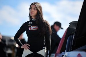 Conheça piloto que tem apoio de Kendrall Jenner e usa moda para crescer no mundo da NASCAR