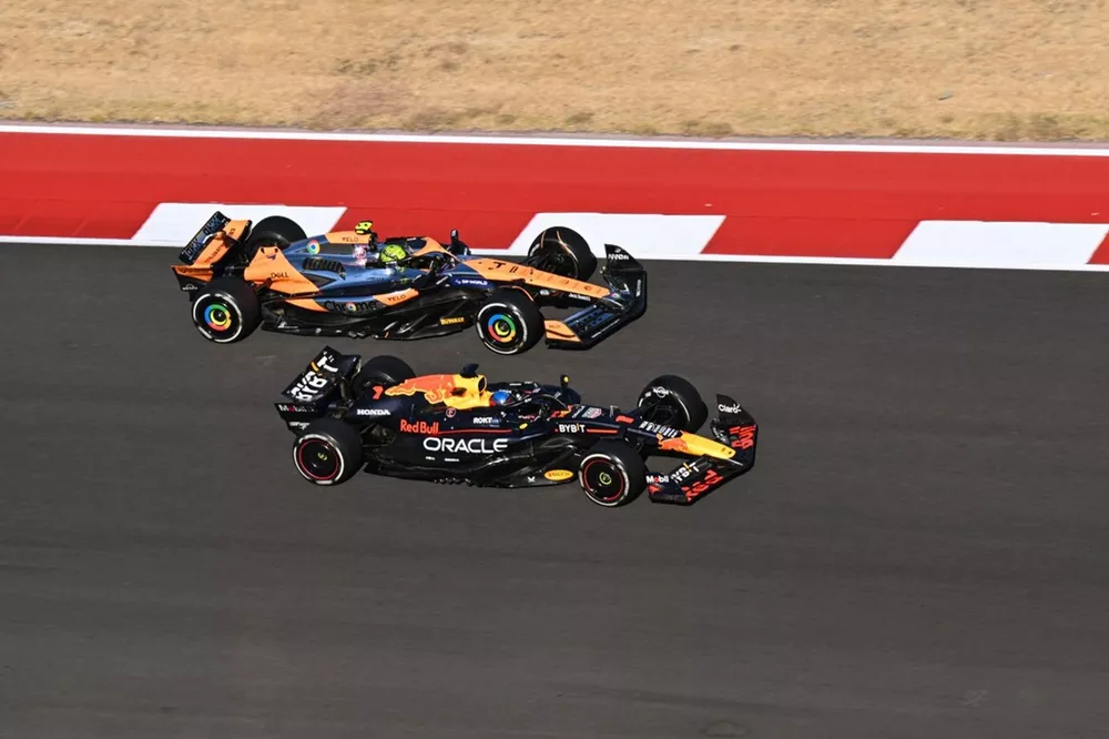 Lando Norris, McLaren MCL38, e Max Verstappen, Red Bull Racing RB20
