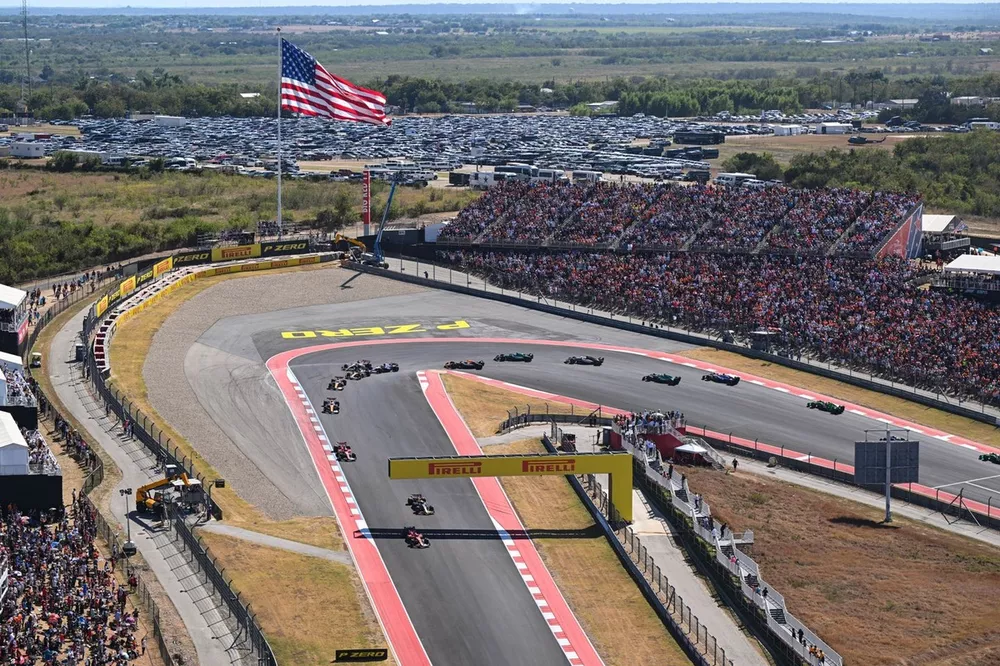 Charles Leclerc, Ferrari SF-24, Max Verstappen, Red Bull Racing RB20, Carlos Sainz, Ferrari SF-24, de rest van het veld