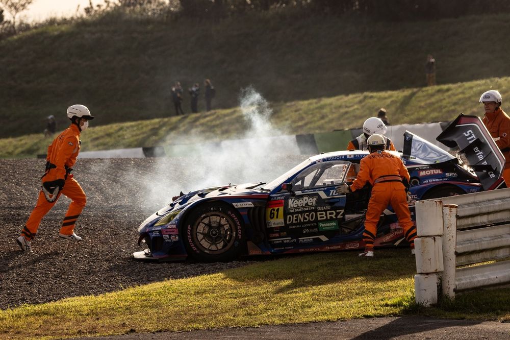 値下【ダメージ】  フルレース　オーバル　30cm ハードクラッシュの61号車スバル井口卓人に大きな怪我なし。起因となっ