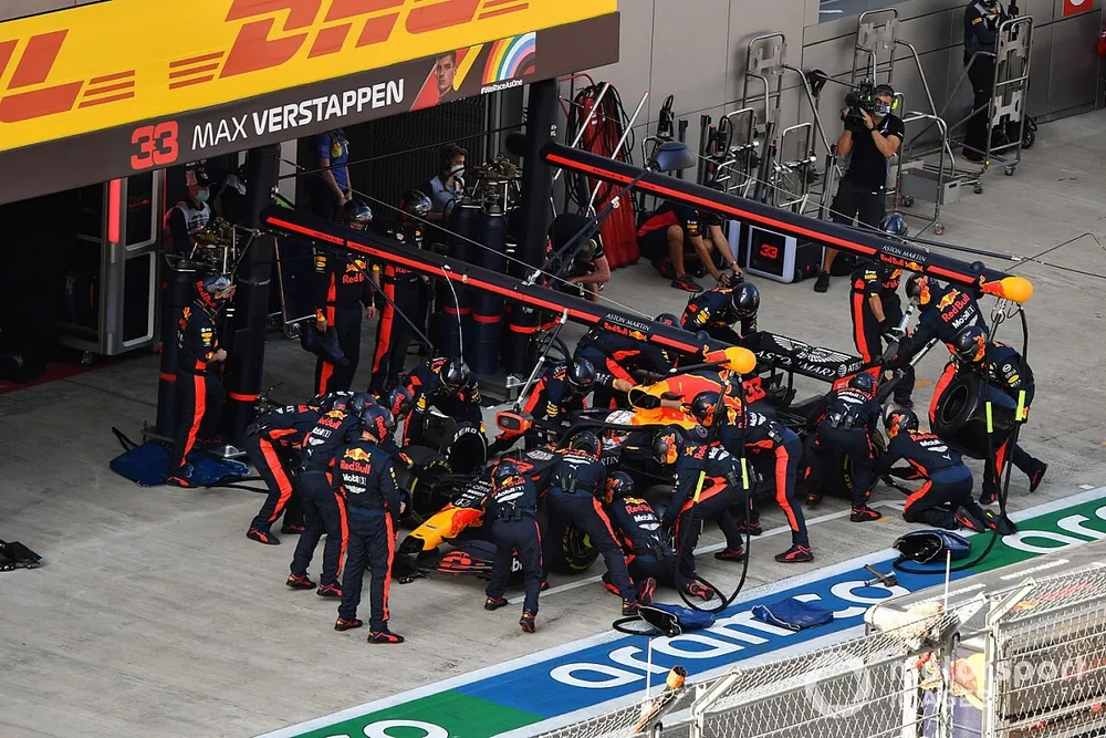 Max Verstappen, Red Bull Racing RB16,pit stop