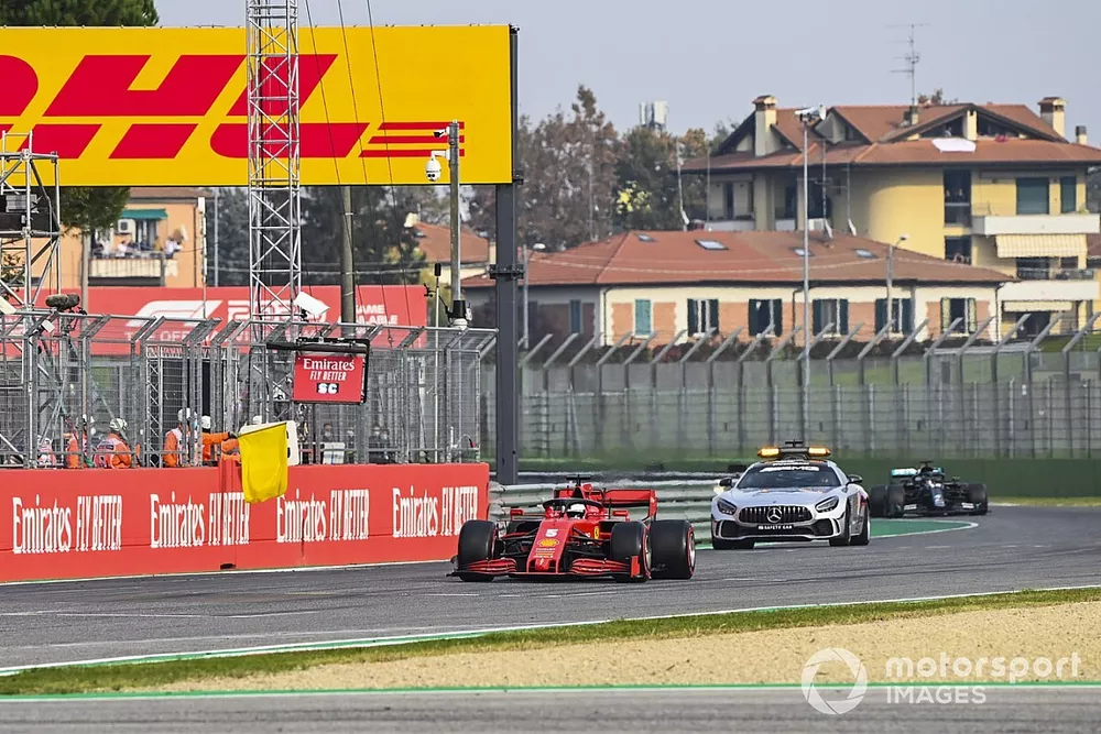 Sebastian Vettel, Ferrari SF1000, el Safety Car, y Lewis Hamilton, Mercedes F1 W11