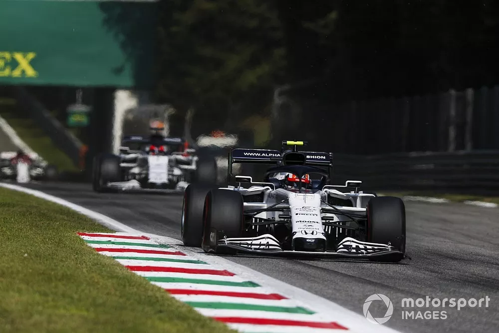 Pierre Gasly, AlphaTauri AT01, Daniil Kvyat, AlphaTauri AT01