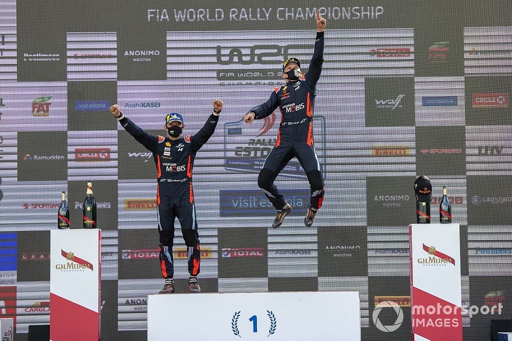 Podio: ganador Ott Tänak, Martin Järveoja, Hyundai Motorsport Hyundai i20 Coupe WRC