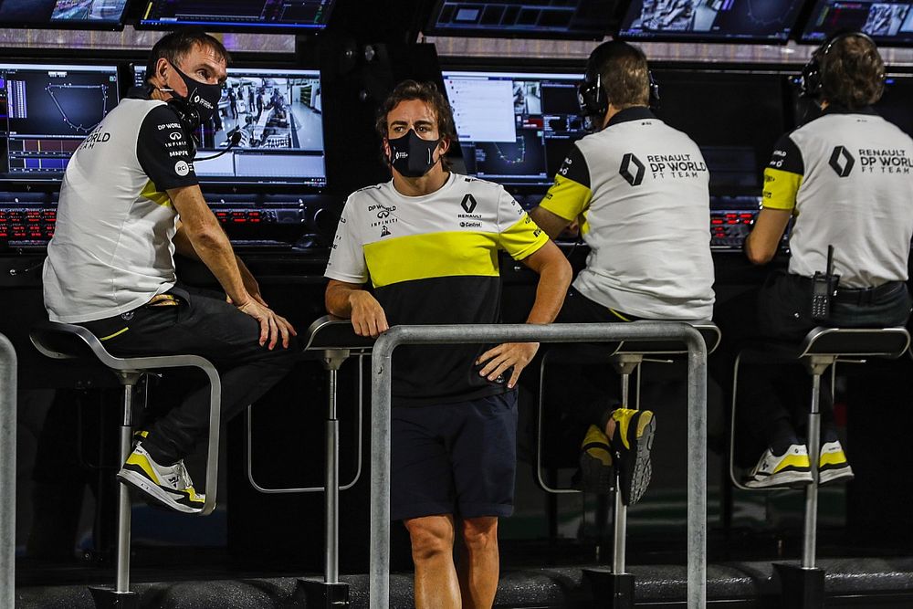 Alan Permane, Director Deportivo, Renault Sport F1 Team, y Fernando Alonso, Renault, en el muro de boxes.