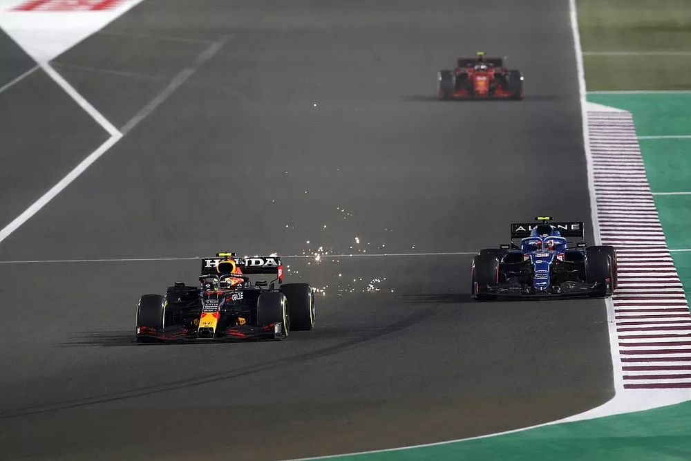 Sergio P&eacute;rez, Red Bull Racing RB16B, Esteban Ocon, Alpine A521