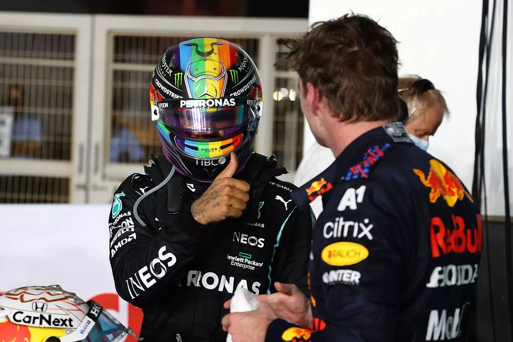 Lewis Hamilton, Mercedes, ganador y Max Verstappen, Red Bull Racing, segundo, se felicitan en Parc Ferm&eacute;