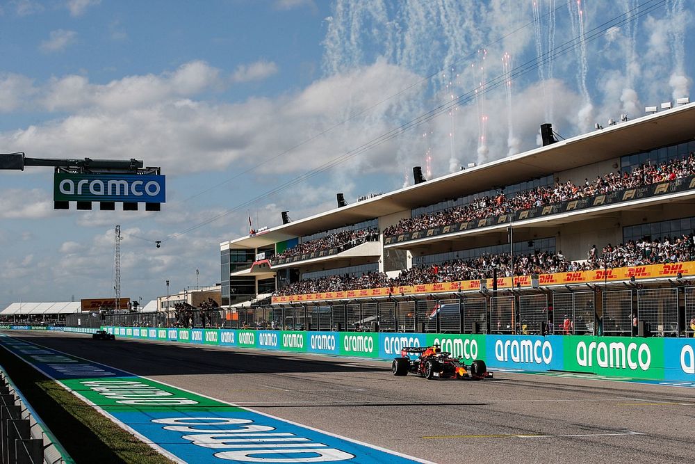 Max Verstappen, Red Bull Racing RB16B, 1&ordf; posici&oacute;n, se lleva la victoria