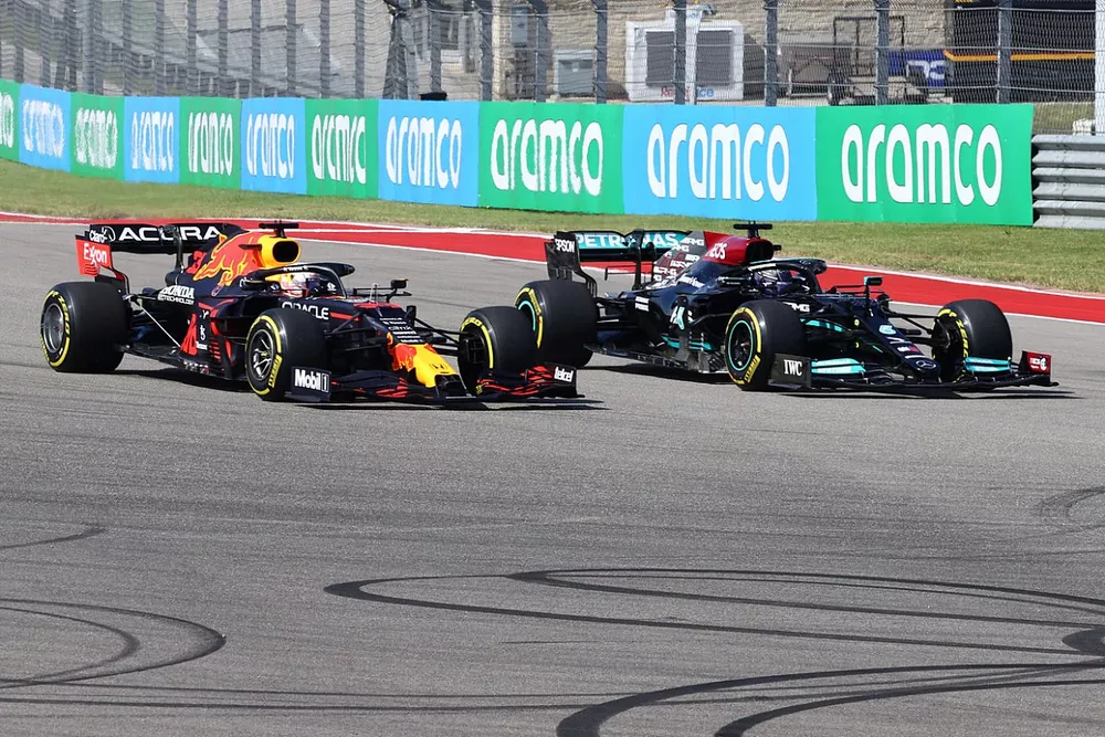 Max Verstappen, Red Bull Racing RB16B, strijdt met Lewis Hamilton, Mercedes W12, bij de start
