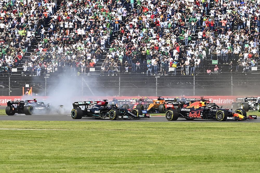 Max Verstappen, Red Bull Racing RB16B, Lewis Hamilton, Mercedes W12, y el resto de la parrilla mientras Valtteri Bottas, Mercedes W12, hace un trompo