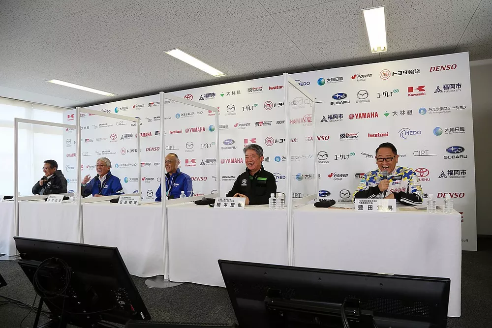 左よりマツダ丸本明社長、SUBARU中村知美社長、ヤマハ発動機日高祥博社長、川崎重工橋本康彦社長、トヨタ豊田章男社長